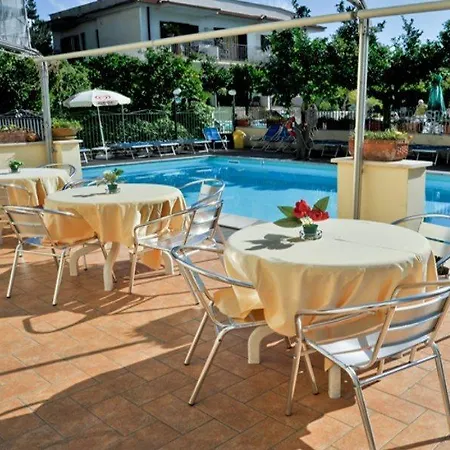 מלון Isabella 4*